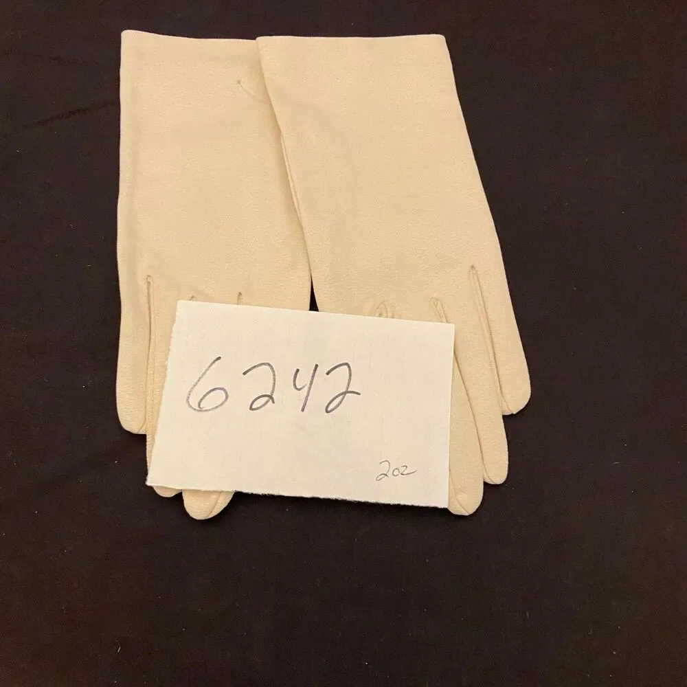 #6242 Vintage Womens Crescendoe Nylon gloves size M